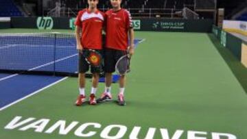 Albert Ramos y Guillermo Garc&iacute;a L&oacute;pez posan en el Centro Thunderbird de Vancouver.