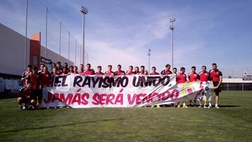 La plantilla del Rayo posa con una pancarta que pide unidad.