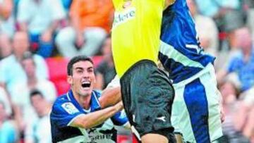 <b>TOCAN EL CIELO. </b>Losjugadores del Tenerife lucharon y terminaron por ganar y subir.