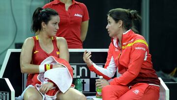 GRAF8920. CHIETI (ITALIA),10/02/2018.- Fotografía facilitada por la RFET de la tenista española Lara Arruabarrena (i) junto a la capitana Anabel Medina, en su partido ante la italiana Carla Errani, de la eliminatoria de Copa Federación que enfrenta a Italia y España en Chieti. EFE/***SÓLO USO EDITORIAL***