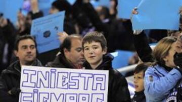 <b>RECUERDO.</b> La afición del Espanyol agradeció a Iniesta su gesto con Jarque en la final del Mundial.