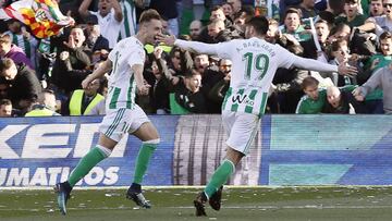 GRAF3809. SEVILLA, 03/02/2018.- El delantero del Betis Loren Morón (i), celebra con sus compañeros, su gol ante el Villareal durante el partido de la vigésimo segunda jornada de Liga que disputan en el estadio Benito Villamarín
