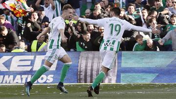 GRAF3809. SEVILLA, 03/02/2018.- El delantero del Betis Loren Mor&oacute;n (i), celebra con sus compa&ntilde;eros, su gol ante el Villareal durante el partido de la vig&eacute;simo segunda jornada de Liga que disputan en el estadio Benito Villamar&iacute;n