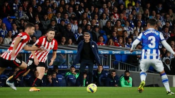 SAN SEBASTIÁN, 14/01/2023.- El entrenador del Athletic de Bilbao, Ernesto Valverde (c), durante el partido de la jornada 17 de la LaLiga Santander que Real Sociedad y Athletic de Bilbao disputan este sábado en el Reale Arena, en San Sebastián. EFE/ Javier Etxezarreta