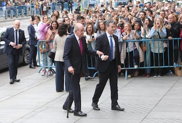 El rey Juan Carlos I de Borbón, tío abuela de Teresa Urquijo, a su llegada a la parroquia del Sagrado Corazón y San Francisco de Borja.