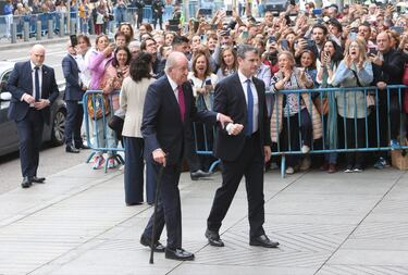 El rey Juan Carlos I de Borbón, tío abuela de Teresa Urquijo, a su llegada a la parroquia del Sagrado Corazón y San Francisco de Borja.