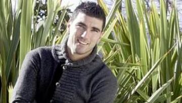 <b>HOY Y AYER. </b>Reyes posa junto a una foto del partido de su debut.