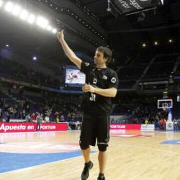 La afici車n del Madrid se despidi車 de Ra迆l L車pez tras el partido.