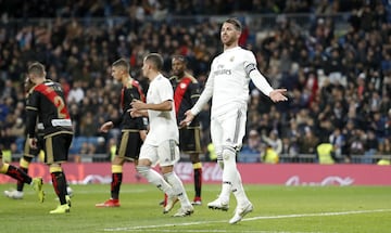 El jugador del Real Madrid Sergio Ramos protesta tras la anulación de su gol en fuera de juego. 