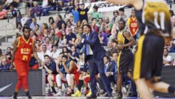 Marcelo Nicola aplaude a Dwayne Davis.