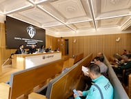 12/12/24 JUNTA GENERAL DE ACCIONISTAS DEL CASTELLON
En la imagen Willy Fente, director financiero, Alberto Gonzalez director general ejecutivo Marta Mañez abogada y el notario Malo en el salón de actos de Cajamar Castelló