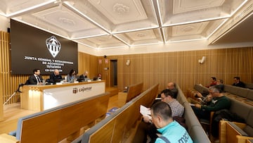 12/12/24 JUNTA GENERAL DE ACCIONISTAS DEL CASTELLON
En la imagen Willy Fente, director financiero, Alberto Gonzalez director general ejecutivo Marta Mañez abogada y el notario Malo en el salón de actos de Cajamar Castelló