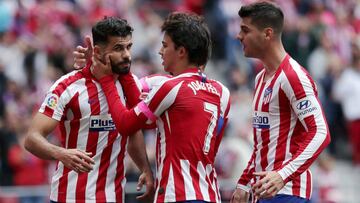 Jo&atilde;o F&eacute;lix felicita a Costa ante Morata por su gol al Valencia, el 1-0. 