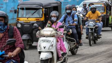 Mumbai (India), 31/08/2020.- Indian motorists wearing protective masks pass in Mumbai, India, 31 August 2020. India is listed as one of the most infected countries worldwide with a total coronavirus positive cases above 3.6 million and death toll climbed 