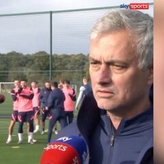 Mourinho en plena entrevista y sus chicos 'liándola' por detrás: Bale señala al culpable