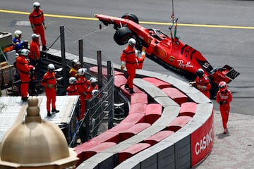 El monoplaza del alemán es retirado tras accidentarse en el tercer tramo de los entrenamientos libres del sábado.