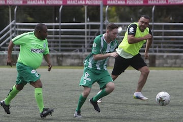 Los periodistas de Medellín se realizaron exámenes médicos e hicieron trabajos de gimnasio como si fueran un jugador verde. Después disputaron un partido en la sede deportiva.