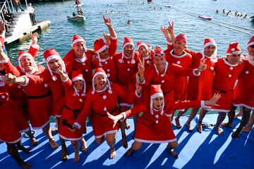 Varios nadadores disfrazados con motivos Navideños participan de la 113ª Edición de la Copa Nadal, una de las pruebas de natación mas antiguas de Europa ya que se celebra desde 1907.