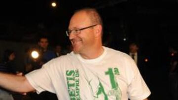 <b>SINTONÍA. </b>Bosch y Mel se saludan, durante la celebración del pasado domingo tras el ascenso verdiblanco.