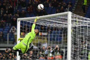 El portero portugués del Olympique de Lyon, Anthony Lopes salva el balón durante el partido de su equipo ante la AS Roma de Europa League.