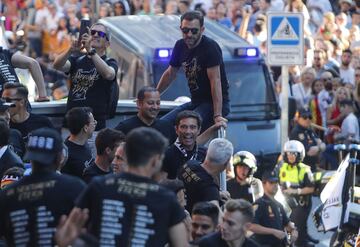 Valencia streets packed as fans celebrate with Copa del Rey winning team