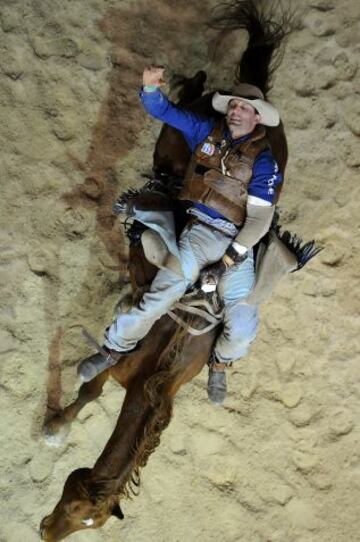 Stuart Frame de Monto compite durante las Finales Nacionales de Rodeo en la Gold Coast, Australia.