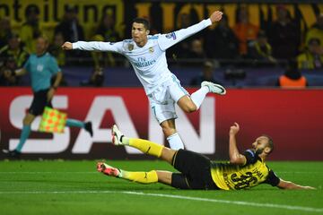 Tras seis visitas sin conocer el triunfo (tres empates y otras tantas derrotas), el Madrid goleó al Borussia en Dortmund gracias dos goles de Cristiano y a una volea sensacional de Bale (sería elegido Mejor gol de la temporada 2017-18). Y todo gracias a la verticalidad y velocidad de Carvajal y de Bale y al infatigable hambre (o ansia) goleadora de Cristiano, que dinamitaron la fuerte presión de los alemanes. Kroos dominó el centro del campo, lo que facilitó que el rodillo blanco no tuviera problemas a la hora de desarrollar su juego.