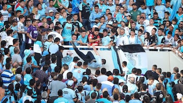 Emanuel Balbo cae desde la tribuna del estadio Mario Alberto Kempes despu&eacute;s de que &Oacute;scar &#039;Sapito&#039; G&oacute;mez incitara a varios aficionados de Belgrano a que le agredisen.