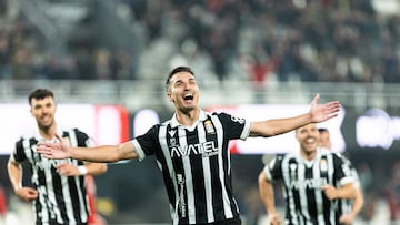 Imanol Baz celebra el tanto que dio los tres puntos a los albinegros.