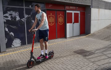 Los jugadores y cuerpo técnico se mueven en patinete durante su concentración para la Eurocopa por la Ciudad de Fútbol de una manera tan divertida y respetuosa para el medio ambiente como es el patinete eléctrico