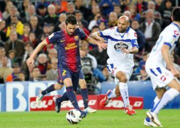 Jornada 27 / BARCELONA -DEPORTIVO DE LA CORUÑA.  David villa y Manuel Pablo pelean por el control del balón.