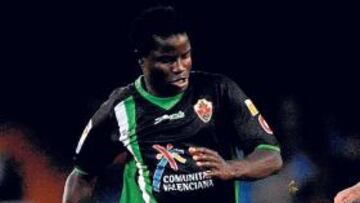 <b>INTERESA. </b> Wakaso pugna por un balón ante un jugador del Celta, el pasado domingo en Balaídos.