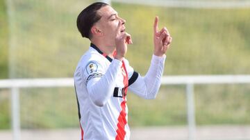 Rubén de Tomás celebra el gol del triunfo del Rayo Vallecano "B" frente al Unión Adarve, en el partido correspondiente a la Jornada 19 en el Grupo 7-A de Tercera División, disputado en la Ciudad Deportiva Rayo Valleca