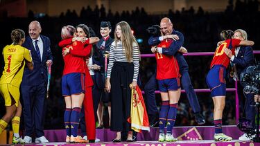 Rubiales y Jennifer Hermoso se abrazan durante la entrega de medallas del Mundial de Sídney.