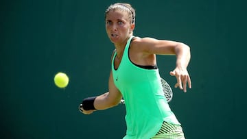 Sara Errani devuelve una bola ante Zhang Shuai durante un partido en el Miami Open 2017.