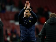 MADRID, 28/01/2026.- El entrenador del Bodo/Glimt Kjetil Knutsen aplaude a la afición al finalizar el encuentro correspondiente a la última jornada de la fase regular de la Liga de Campeones que disputaron Atlético de Madrid y Bodo/Glimt hoy miércoles en el estadio Metropolitano, en Madrid. EFE/Juanjo Martín