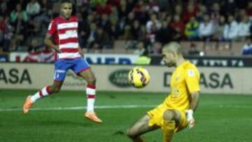 Rubñen, portero del Almería, en el partido ante el Granada.