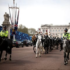 How much money does the King’s Guard earn at Buckingham Palace?