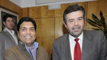 <b>EN EL ASCENSOR, CON ALÍ. </b>AS captó en exclusiva el saludo entre el magnate indio y el consejero de Economía y Hacienda cántabro.