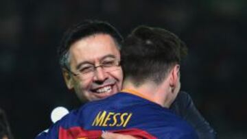 Josep Maria Bartomeu, abrazado a Messi.