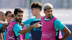 GRAFCAT4084. BARCELONA, 18/09/2023.- Los jugadores del FC Barcelona Ilkay Gündogan y Ronald Araujo (d) durante el entrenamiento que el equipo azulgrana ha realizado en la ciudad deportiva Joan Gamper para preparar el partido de Liga de Campeones que el Barça disputa mañana ante el Royal Antwerp. EFE/Alejandro García
