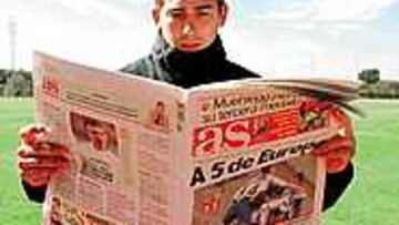 <B>CARRERA</b>. Raúl Tamudo realizó ayer una sesión de entrenamiento y luego, leyó AS.