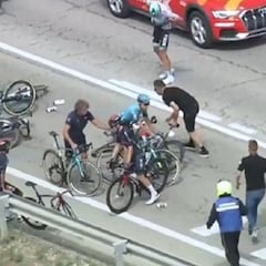 Egan Bernal y Dani Martínez sufren caída en la Vuelta a Burgos