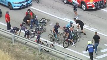 Egan Bernal y Dani Martínez sufren caída en la Vuelta a Burgos