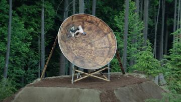 El piloto de Mountain Bike Brandon Semenuk monta con su bici en una esfera creada por primera vez en un circuito de MTB Slopestyle durante la grabación de su vídeo Realm.