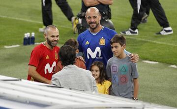 Raul González Blanco y sus hijos con Pepe Reina y Andrés Iniesta.