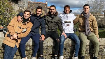 Iker Casillas, Alberto Bueno, Adrián López, Óliver Torres e Ivan Marcano coincidieron en las filas del Oporto, aunque como se suele decir el fútbol es imprevisible y han tenido que separarse para desarrollar sus carreras en otros lugares. Es el caso de Torres, que este verano fichó por el Sevilla o de Adrián López, que hizo lo propio con Osasuna. Aún así, no dudan en verse siempre que pueden y así lo han demostrado en este paró de selecciones eligiendo para ello un destino que quedaba a medio camino de todos ellos.