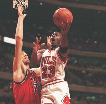 El día que fue rival de Gheorghe Muresan, uno de los exbasquetbolistas más altos en la historia de la NBA. El rumano mide 2.32 metros.