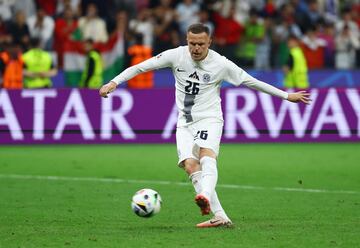 Sintiendo el gran cariño de la afición Ilicic entra a su último partido en el minuto 106 de prórroga contra Portugal, remplazando a Elsnik, mostrando versatilidad al juego y presión en el ataque esloveno. 