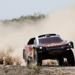 Peterhansel gana y roza el título tras la avería de Sainz